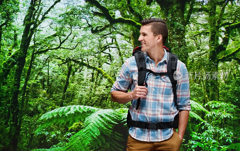 雨林里微笑的徒步旅行者