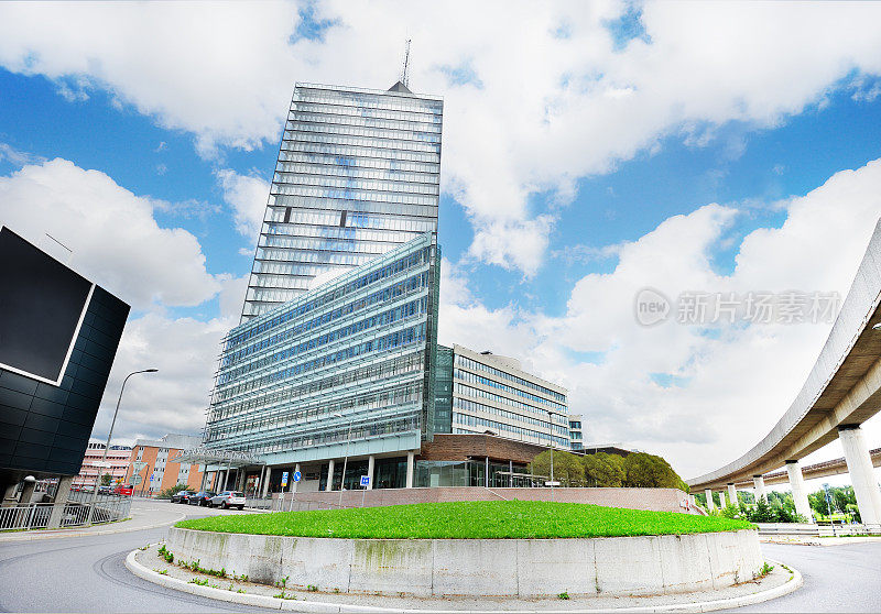 未来主义的摩天大楼，近距离道路，背景是地铁桥