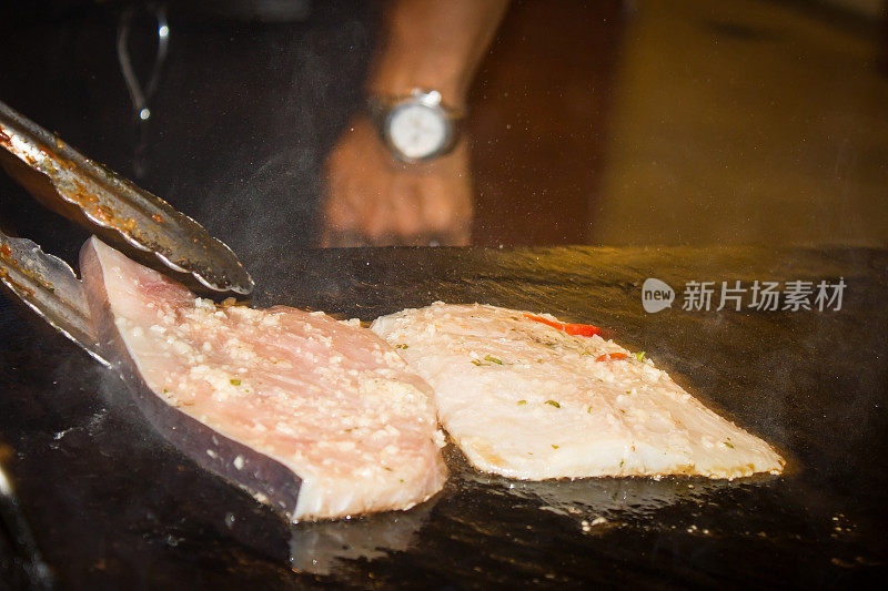 厨师烹饪鱼片