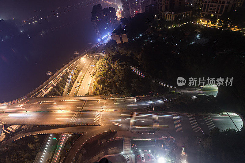 公路隧道的夜晚