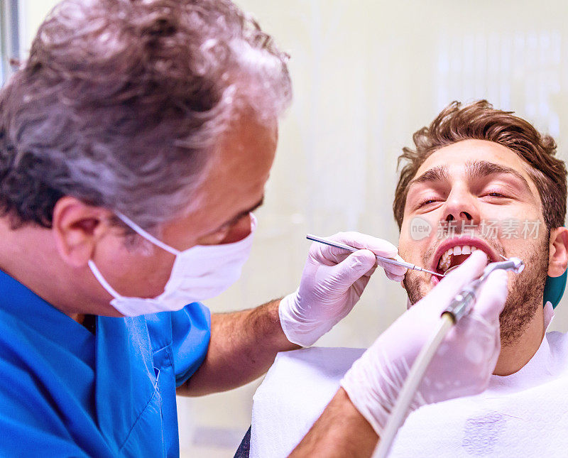 牙医和病人在手术