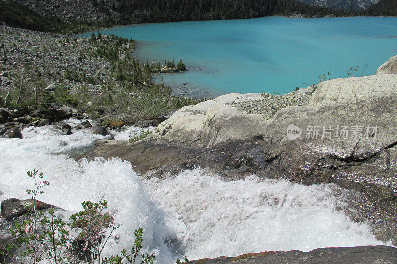 白水从山上冲下，流入湖中