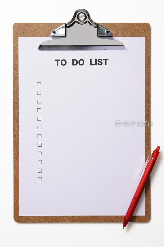 木制的剪贴板，白色背景上有空白的待办事项列表