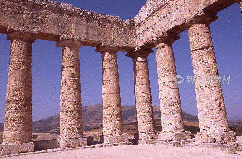 多利安神庙的柱子是意大利西西里岛塞格斯塔特拉普尼省考古遗址