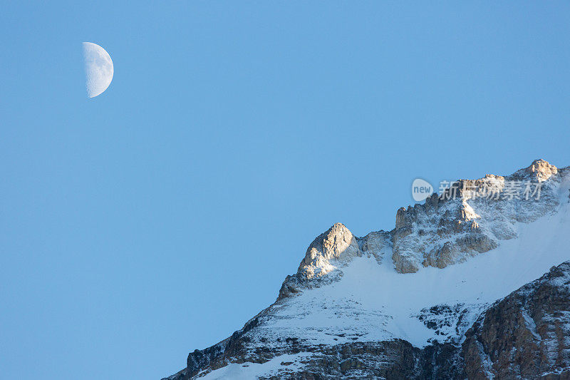 加拿大落基山脉山顶上的月亮