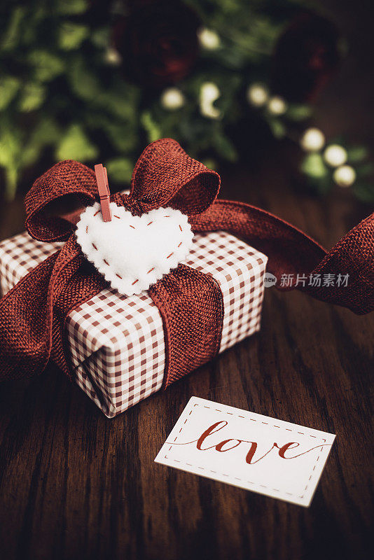 情人节礼物与爱的纸条