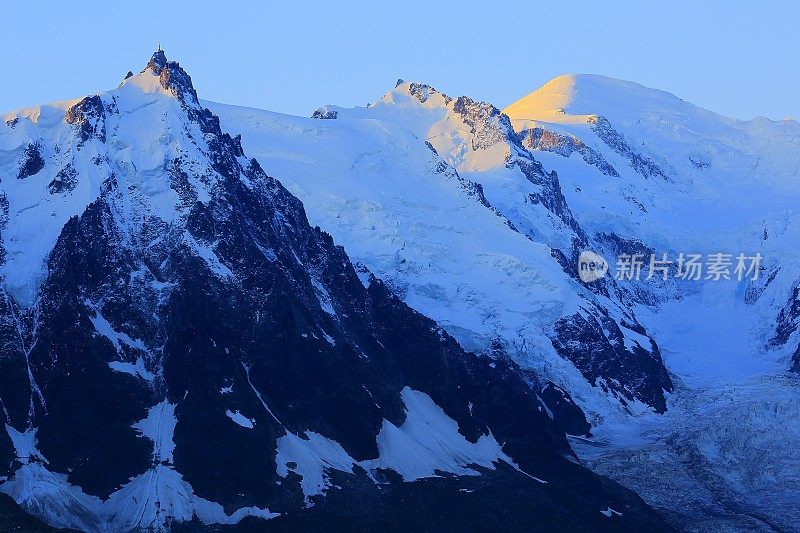 埃奎尔·杜·米迪和勃朗峰阿尔卑斯山上空的云朵日出