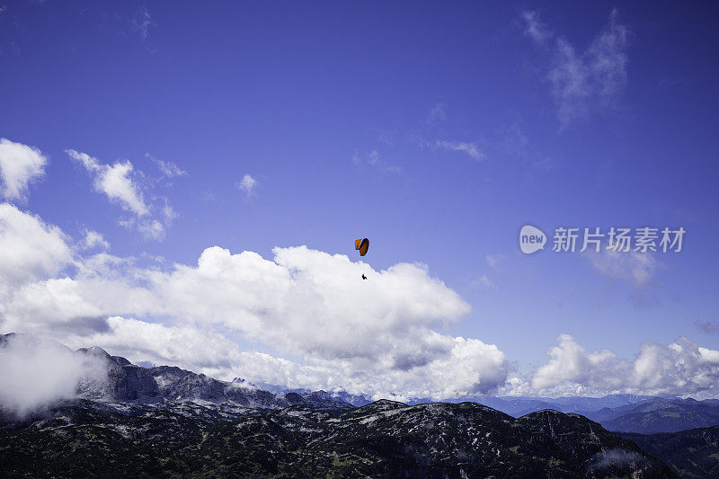 用滑翔伞飞越阿尔卑斯山