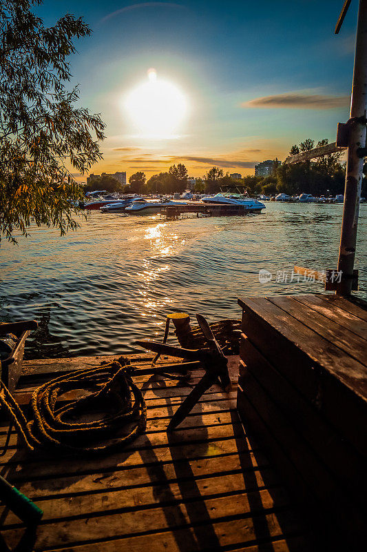 塞尔维亚诺维萨德多瑙河上宁静的日落