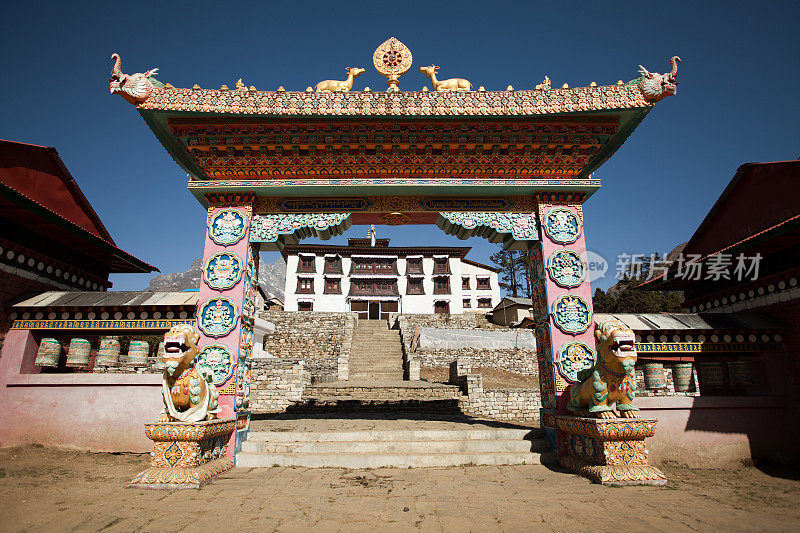 珠穆朗玛峰附近的腾格寺