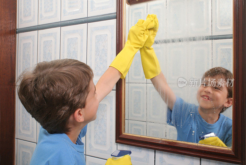 小男孩在擦镜子
