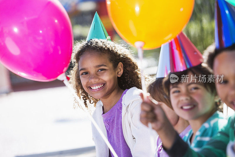 孩子们在气球生日派对上