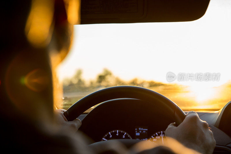 在夕阳下驾驶汽车