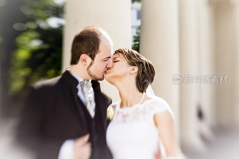 年轻美丽的一对:穿着婚纱的新娘和新郎。的婚礼。