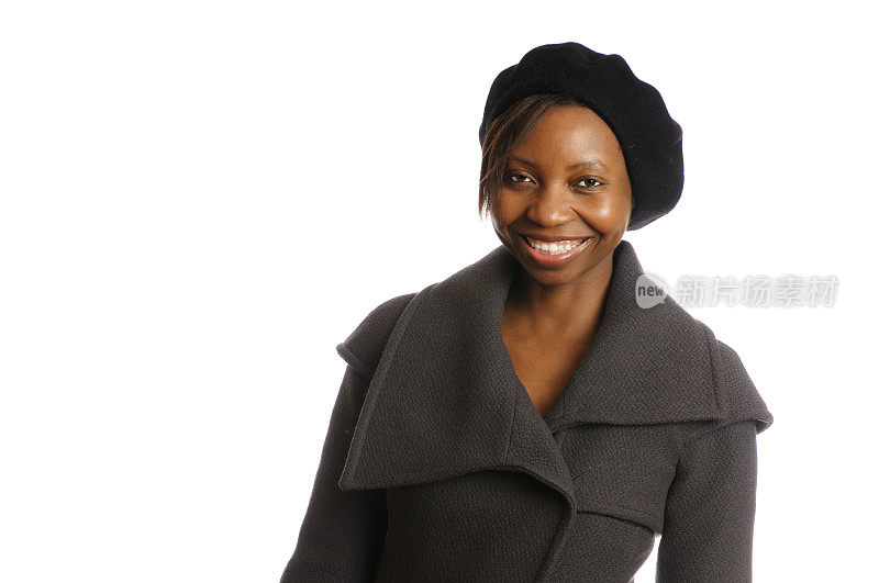 一个戴着贝雷帽和冬大衣的非裔美国妇女