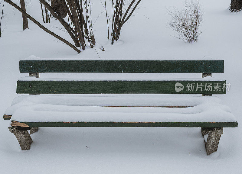 白雪覆盖公园长椅