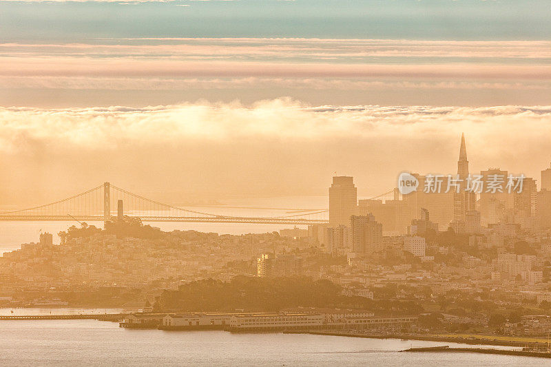 日出时的旧金山市中心天际线