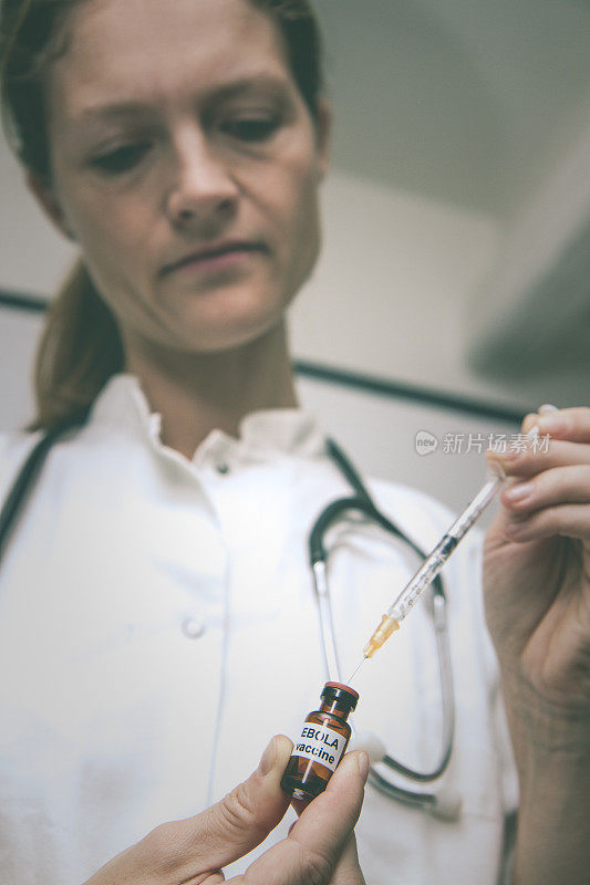 医生接种埃博拉疫苗