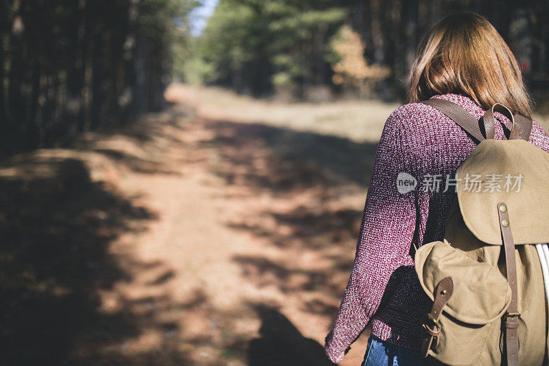 女孩探索自由户外森林