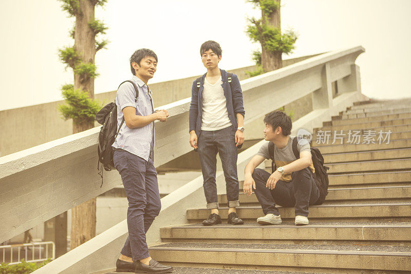 在日本京都，年轻的日本学生在楼梯前等待