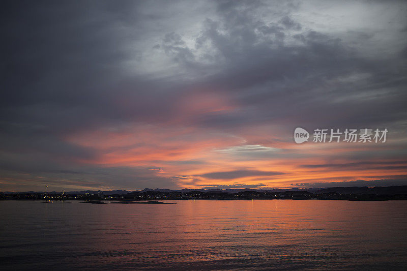 挪威海岸上五颜六色的日出