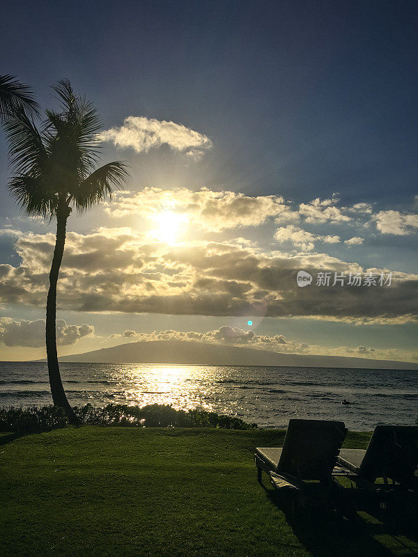 美国夏威夷毛伊岛海滩上的日落