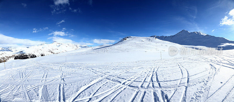 冬季全景景观与滑雪胜地在阿尔卑斯