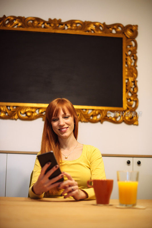 红发美女用智能手机交流
