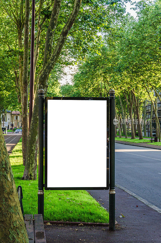 空白的白色广告牌在街道上的拷贝空间
