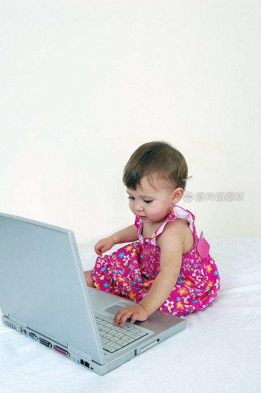幼儿使用笔记本电脑