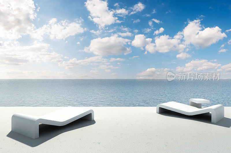 现代的白色日光躺椅在阳台上与海景