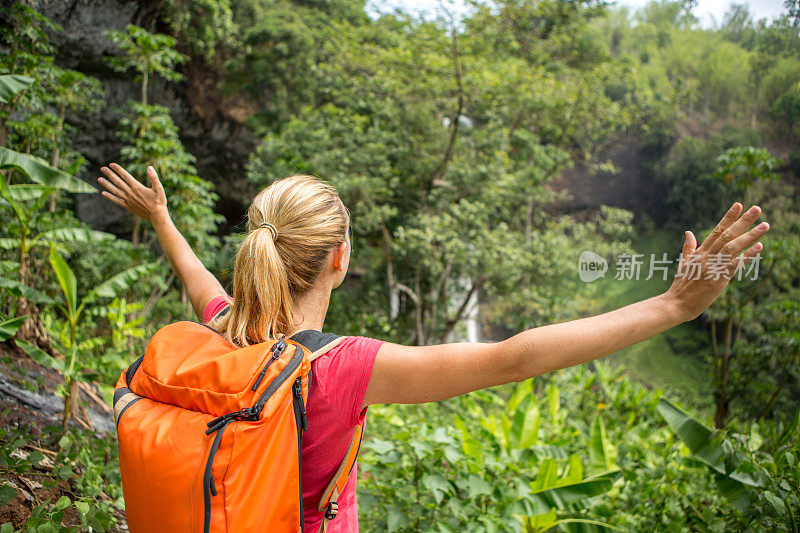 快乐的女人喜欢在大自然中徒步旅行