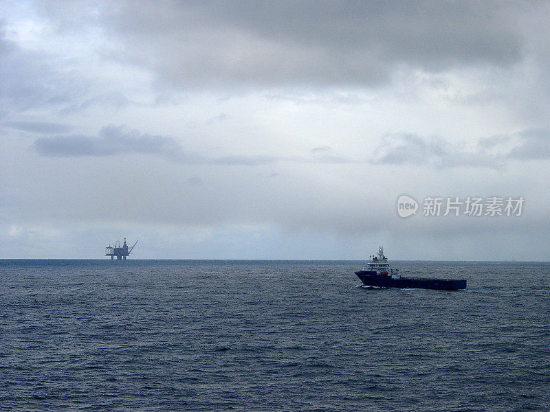 海上石油钻井平台和补给船