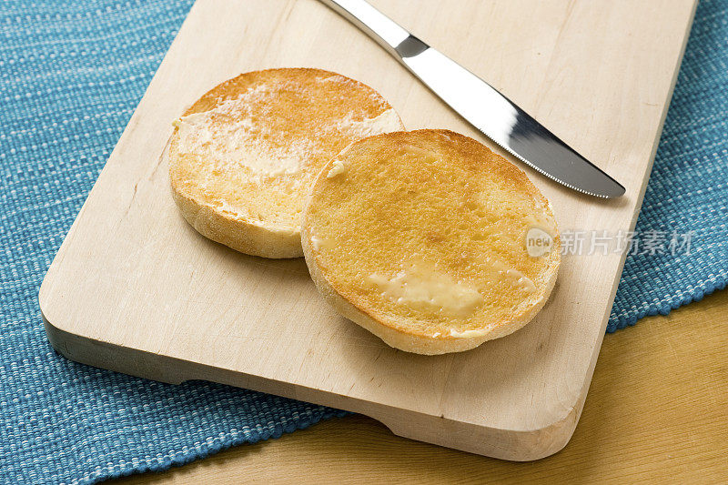 烤英国松饼和融化的黄油