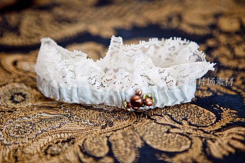 浪漫的传统婚礼新娘白色蕾丝吊袜带