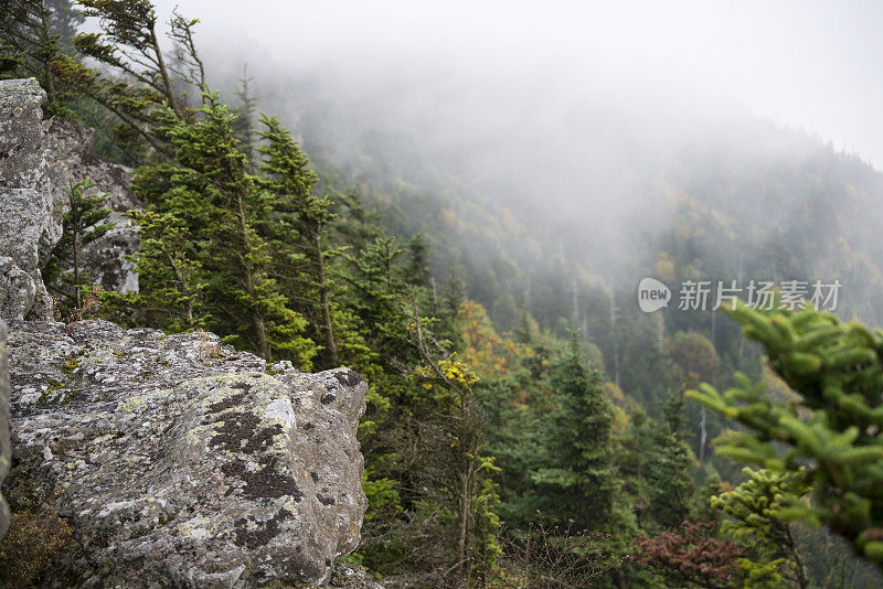 罗安山雾气蒙蒙，地势险峻