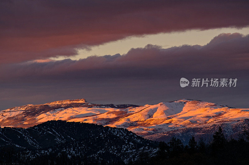 朝霞青山