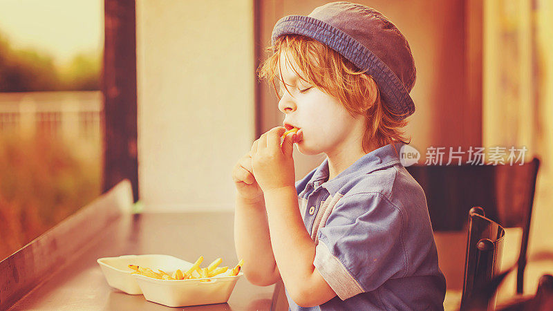 男孩吃薯条