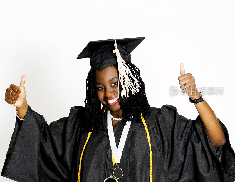 非裔美国女毕业生戴着学士帽和学士服