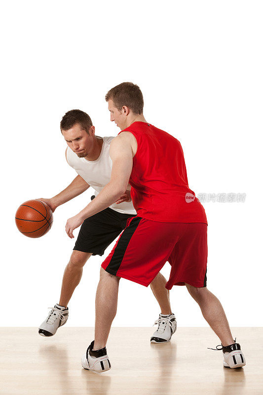 两个运动员在打篮球