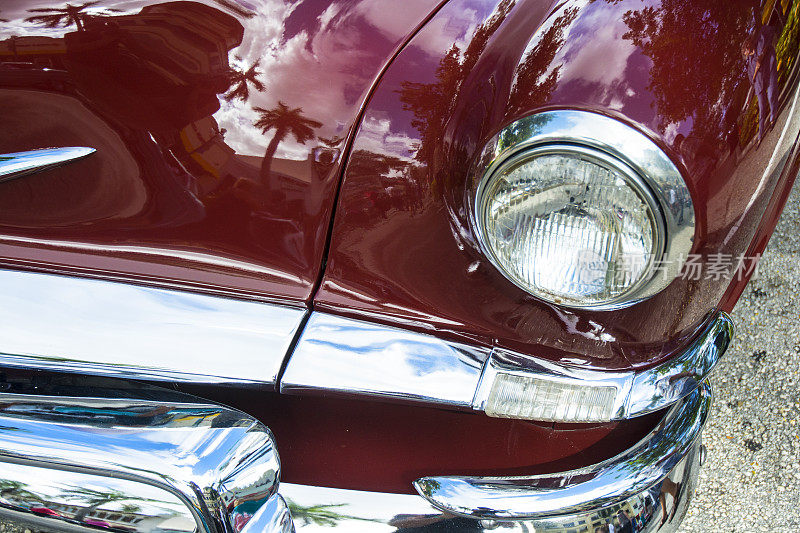 红色经典古董收藏家汽车铬保险杠和大灯