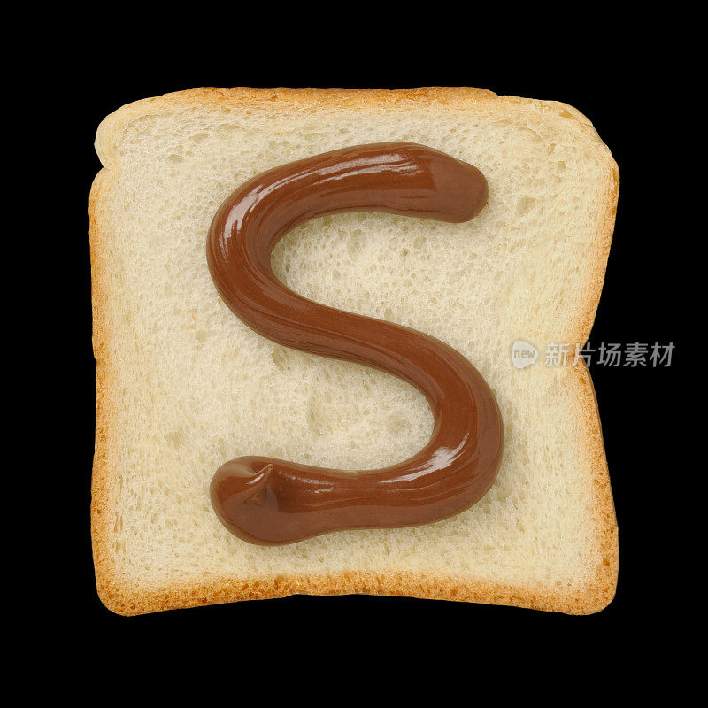 巧克力字母S在锡箔面包片，黑色背景