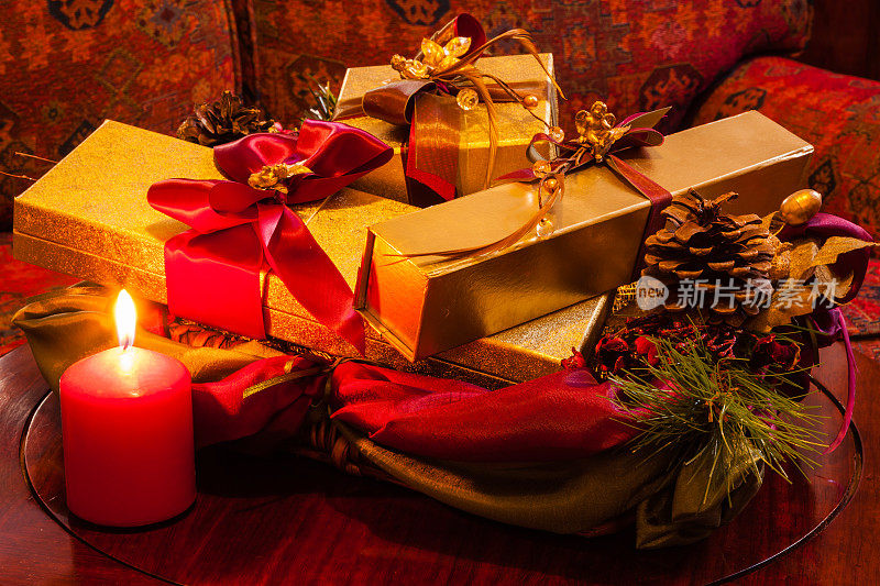 圣诞-烛光，礼物，金盒子，丝带低调照明