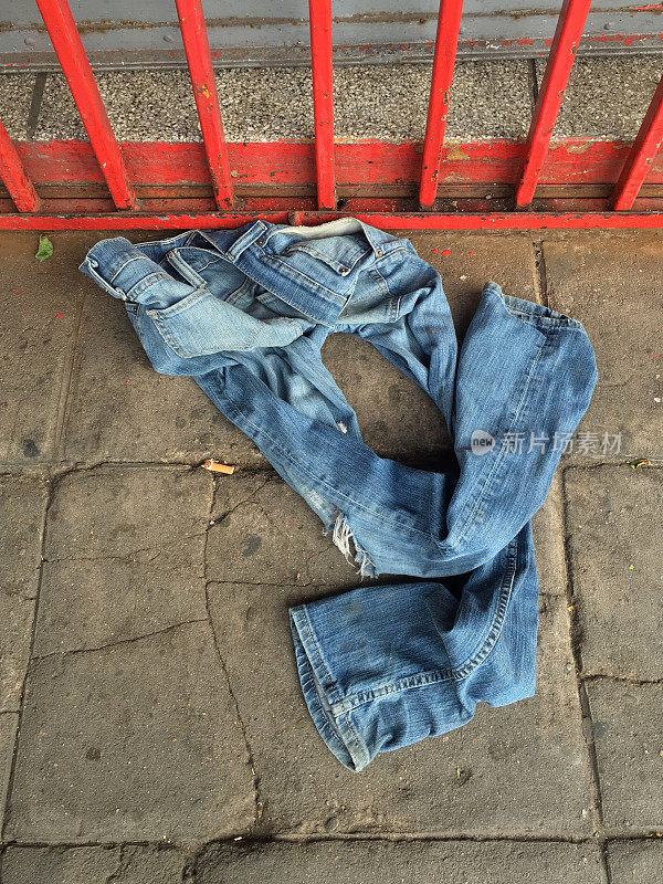 牛仔裤扔在街上