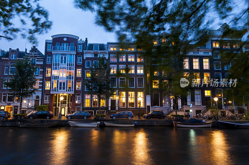 黄昏时分的阿姆斯特丹建筑