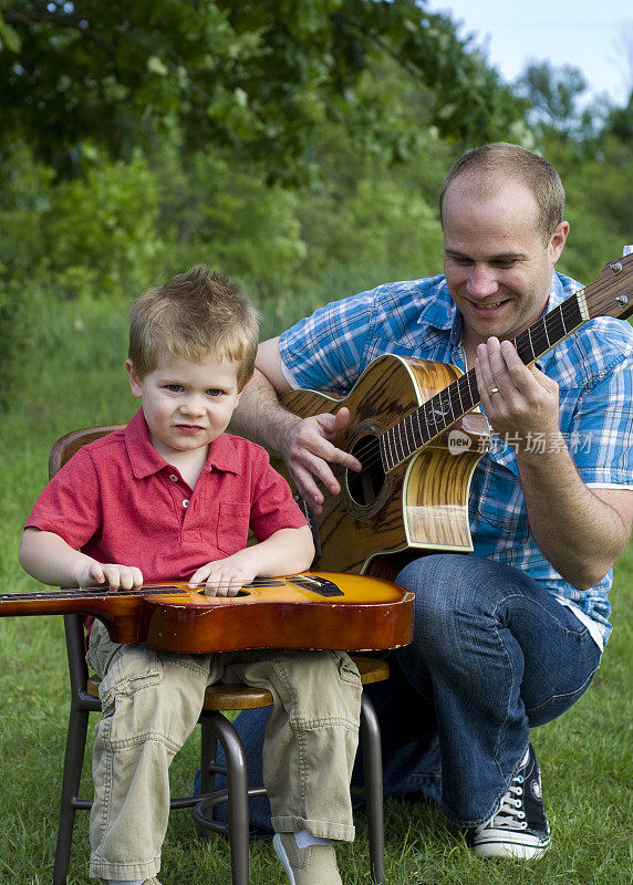 爸爸和儿子一起弹吉他