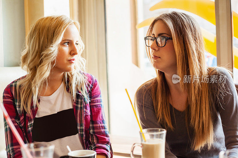 两个女孩在咖啡馆里享受