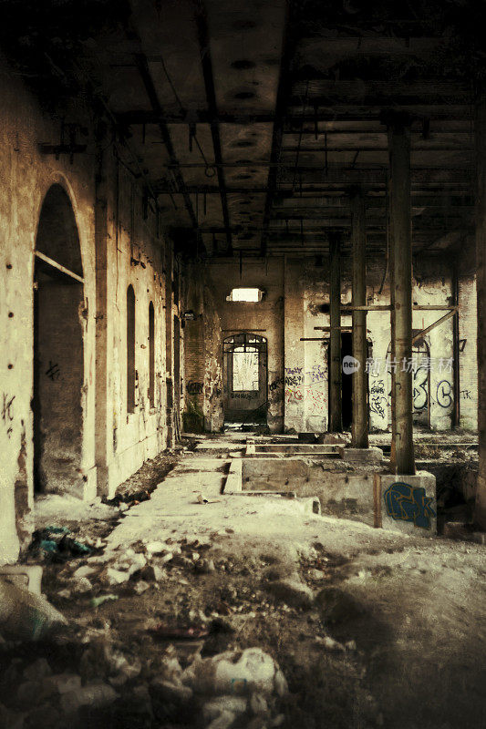 废弃旧工厂的走廊