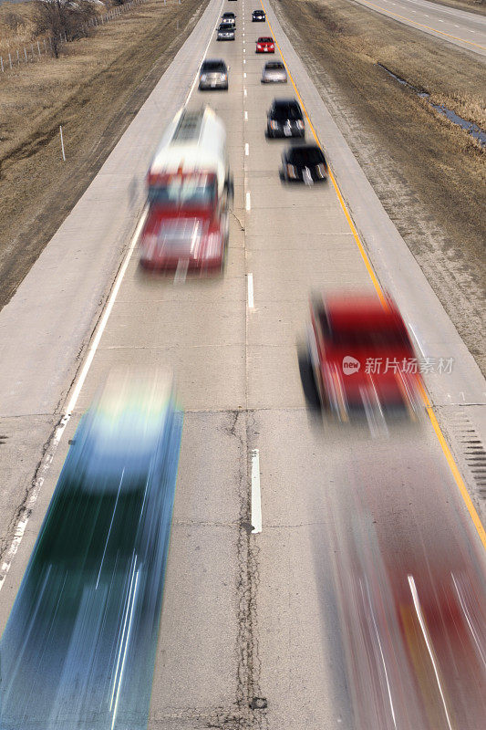 高速公路上超速行驶，模糊运动