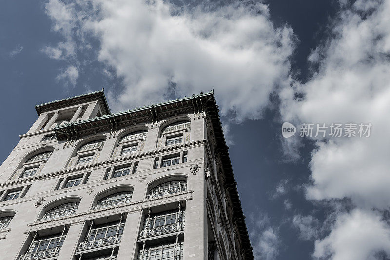 20世纪早期商业建筑的外观，映衬着天空和云朵
